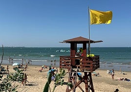 Banderas de distintos colores por el mar de fondo en Cádiz: así está la situación en las playas