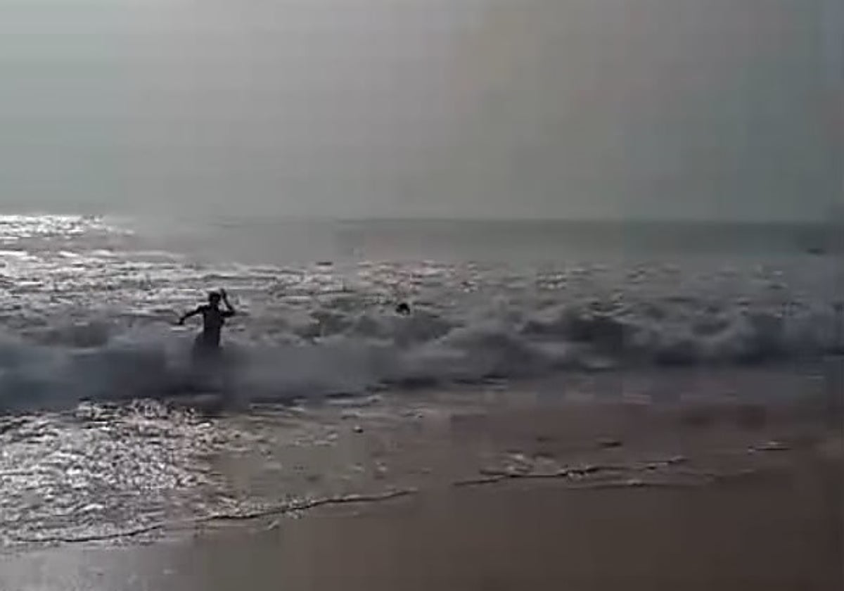 Banderas rojas en las playas de Cádiz: vídeo de «lo que no hay que hacer»