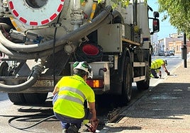 San Fernando comienza con la limpieza de imbornales de cara al otoño