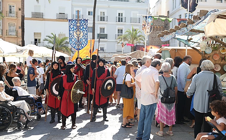 Imagen principal - El Mercado Andalusí de Cádiz abre sus puertas en el corazón del Pópulo: un viaje en el tiempo entre gastronomía, música y artesanía