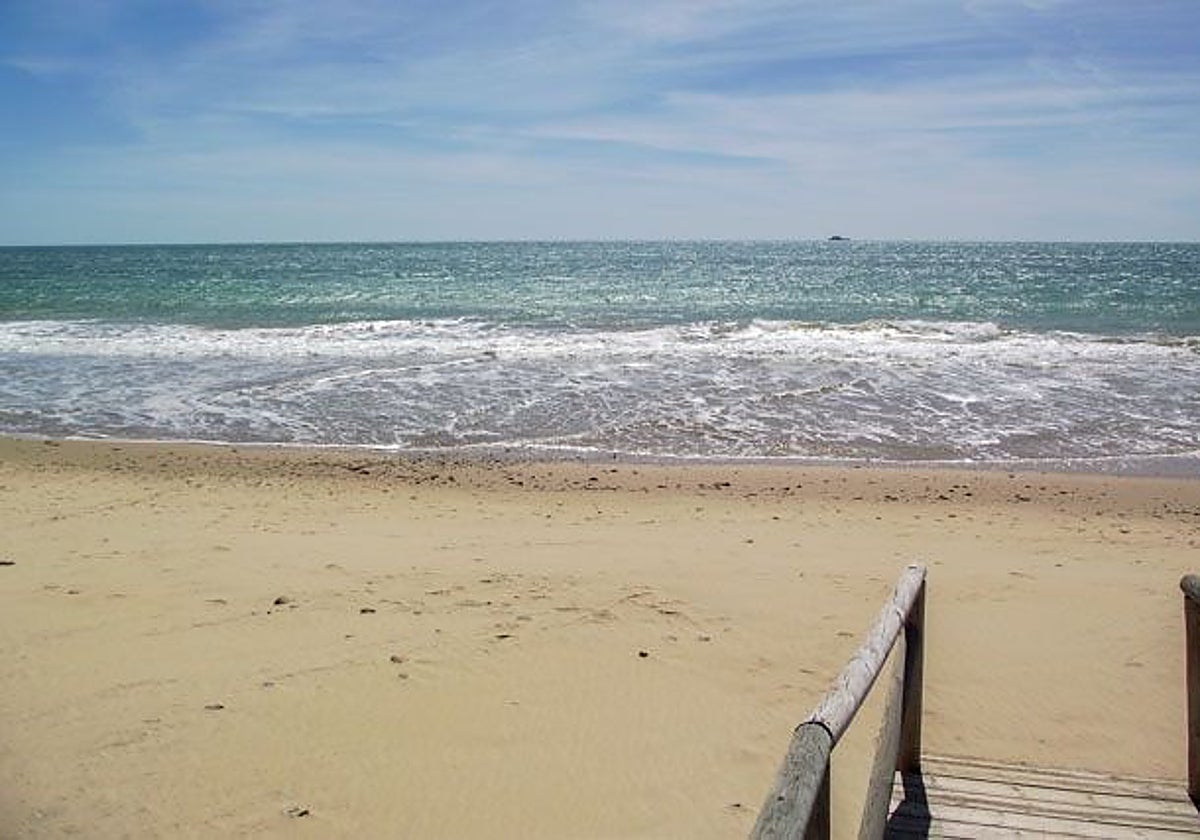 Localizado un joven en Rota tendido en la playa, desorientado y sin fuerzas tras golpearse en la cabeza