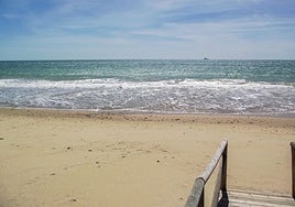 Localizado un joven en Rota tendido en la playa, desorientado y sin fuerzas tras golpearse en la cabeza