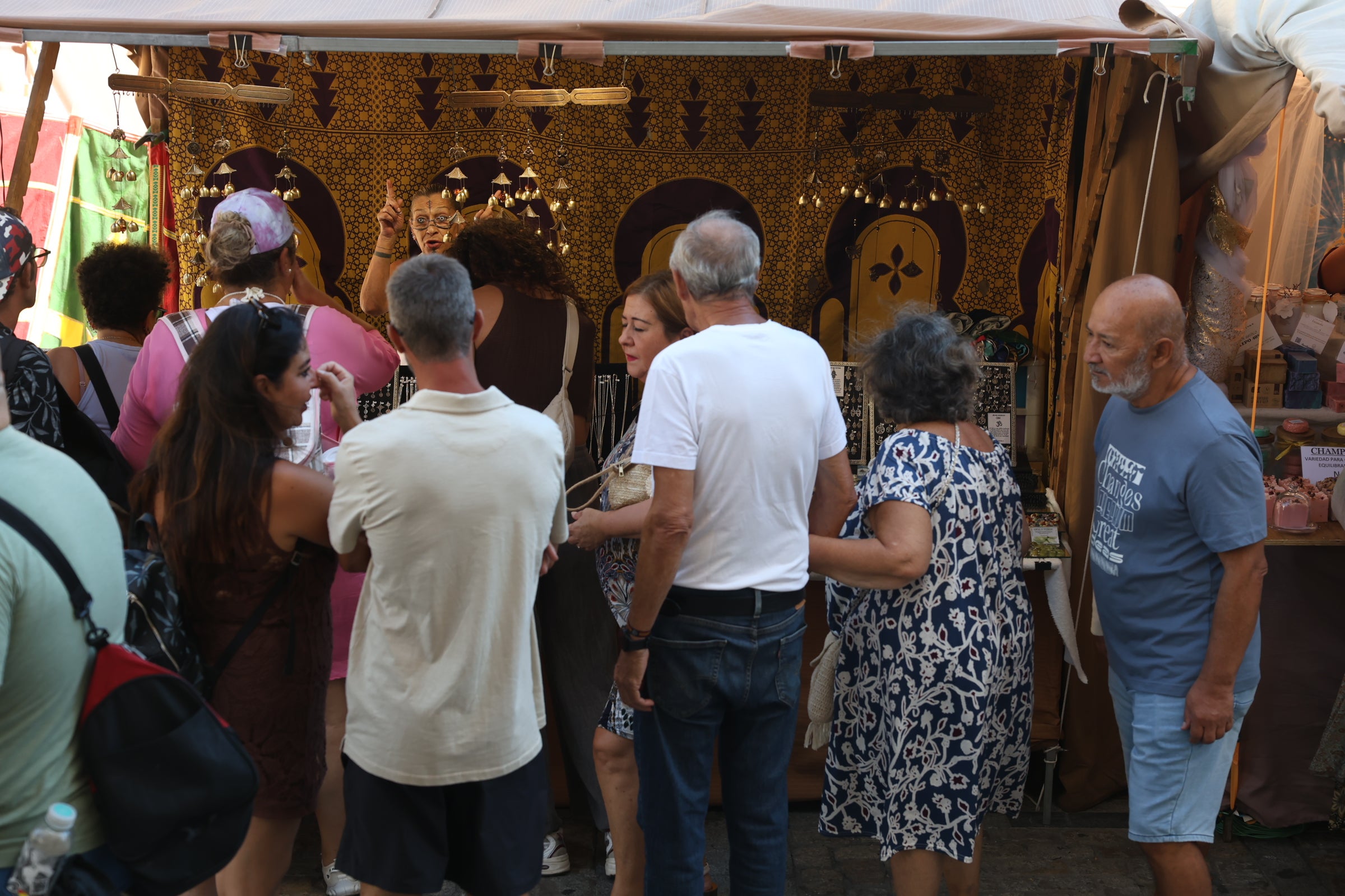Gran ambiente en la segunda jornada del Mercado Andalusí en Cádiz