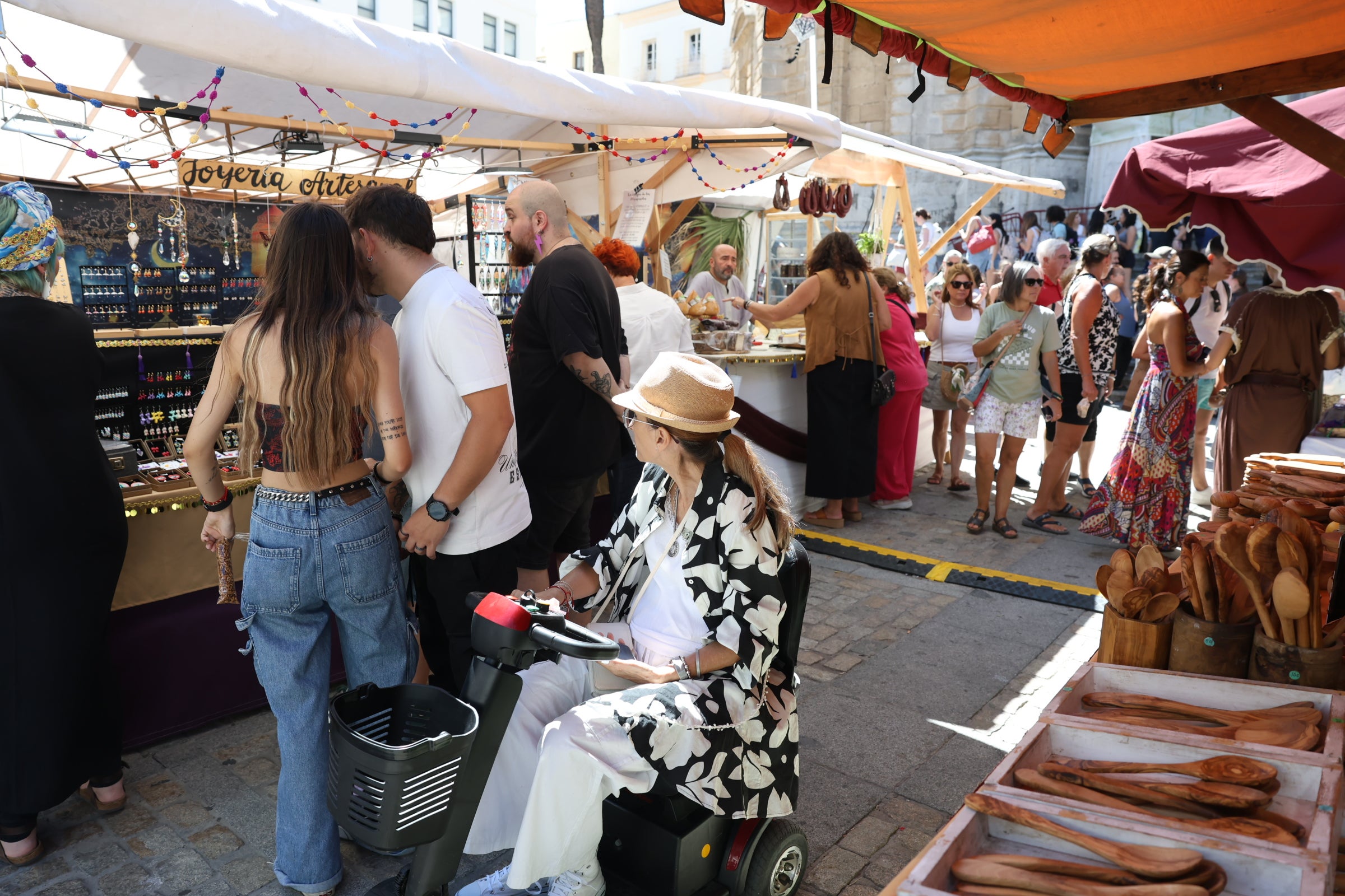 Gran ambiente en la segunda jornada del Mercado Andalusí en Cádiz