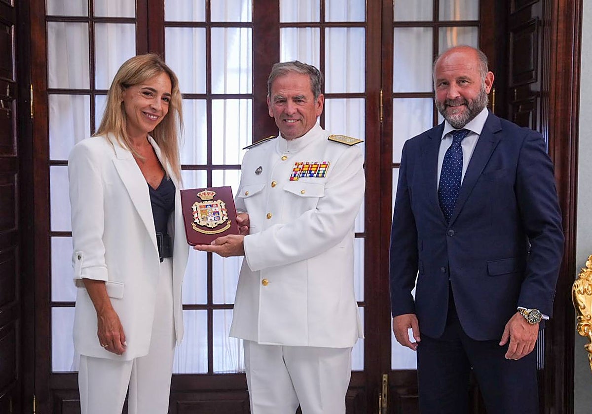 La presidenta de la Diputación de Cádiz, Almudena Martínez, junto al almirante de la Flota, Eugenio Díaz del Río, en una recepción de despedida