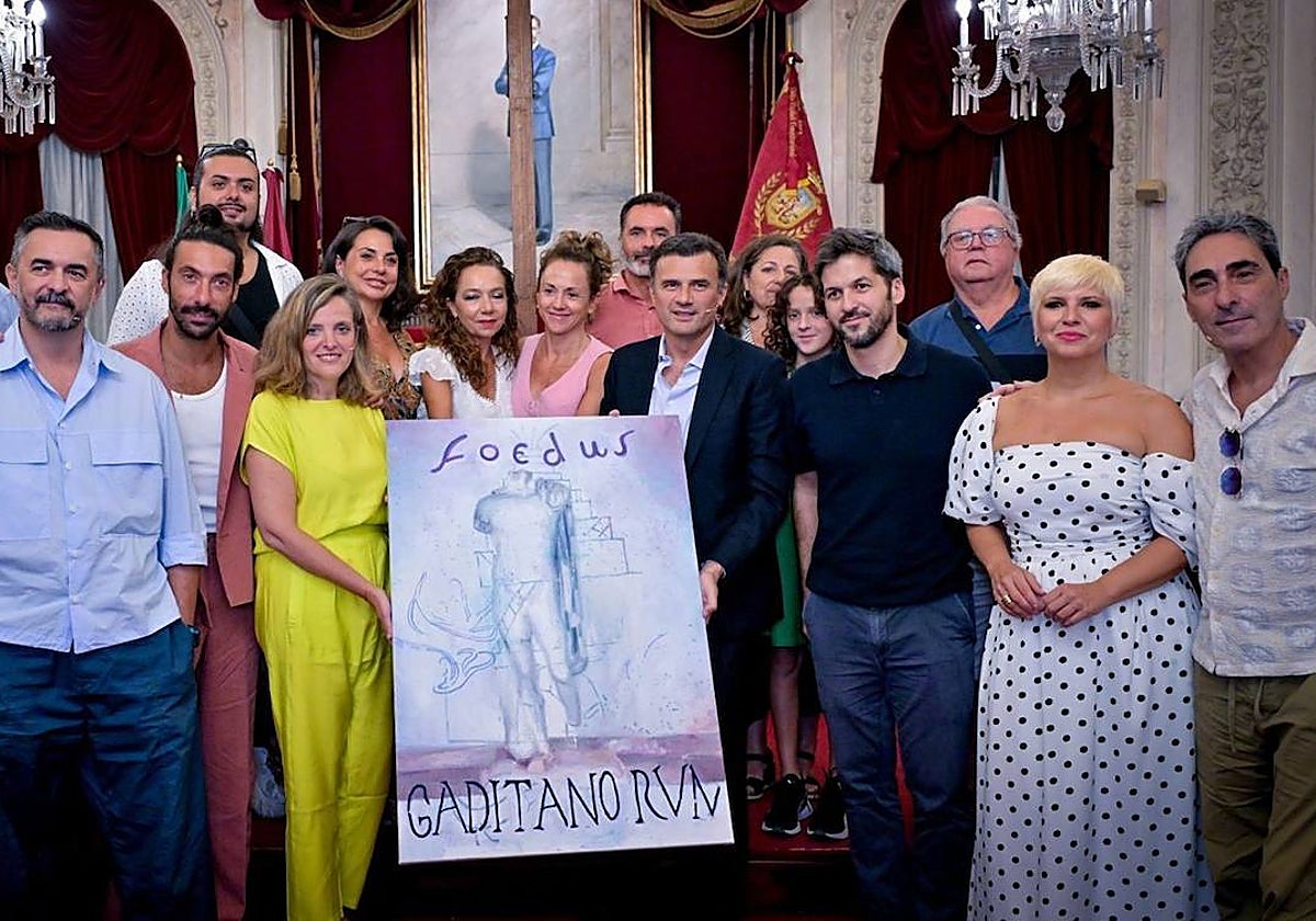 El alcalde de Cádiz, Bruno García, junto a la teniente de alcalde de Cultura, Maite González, junto a artistas y creadores del espectáculo 'Foedus Gaditanorum'