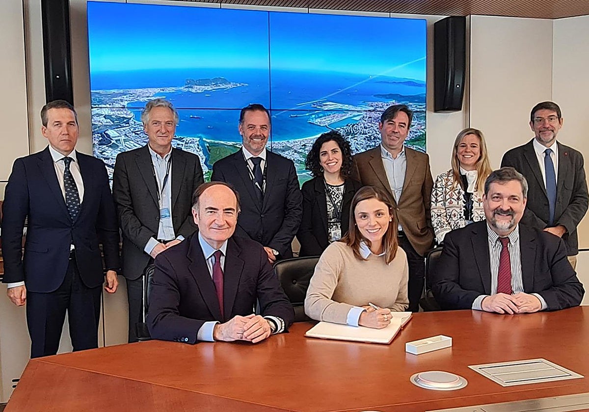 El presidente de la Autoridad Portuaria de Algeciras (APBA), Gerardo Landaluce, junto a la CEO de Procomer, Laura López, en una visita en enero a las instalaciones portuarias