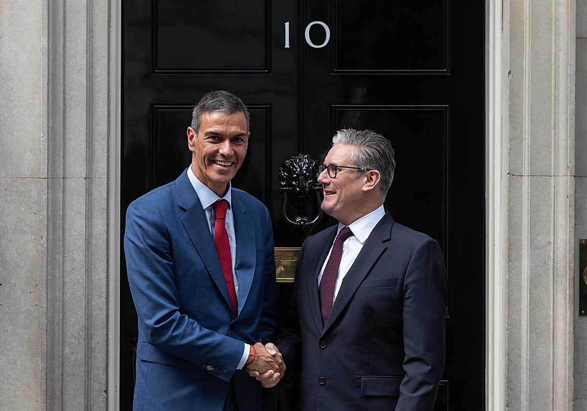Sánchez y Starmer escenifican su sintonía y apuestan por relanzar la relación tras el acuerdo sobre Gibraltar