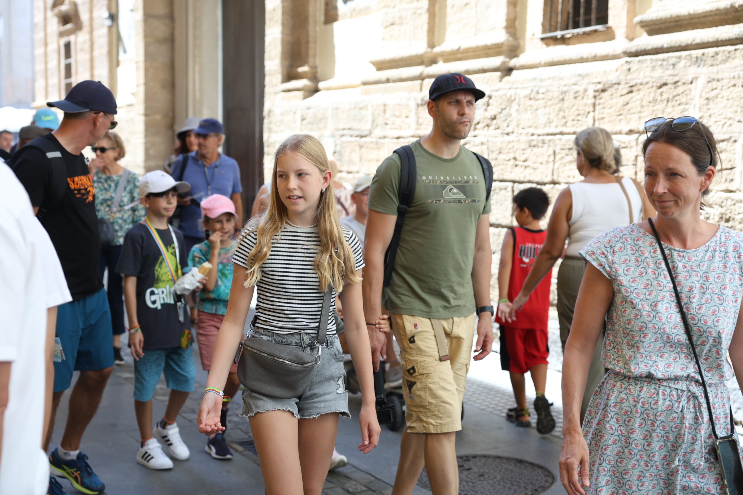 El &#039;Sky Princess&#039;, el &#039;Aida Stella&#039; y el &#039;Norwegian Sky&#039; convierten al puerto de Cádiz en un hervidero de turistas