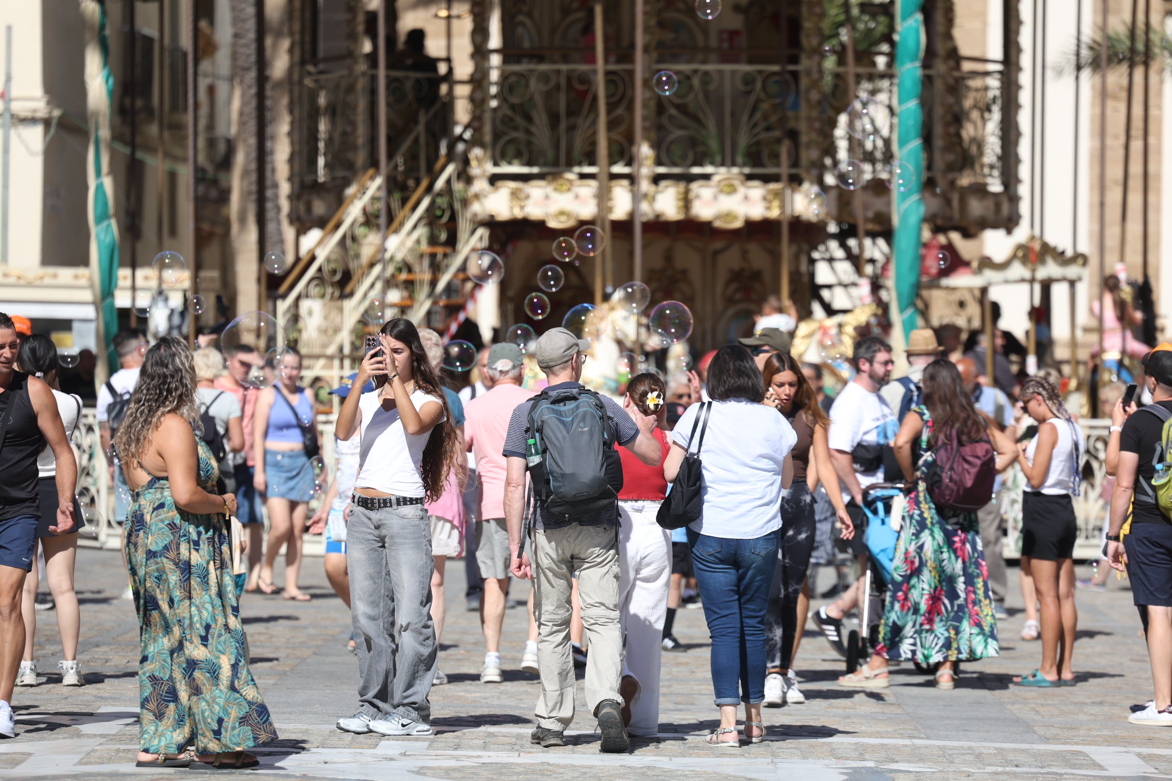 El &#039;Sky Princess&#039;, el &#039;Aida Stella&#039; y el &#039;Norwegian Sky&#039; convierten al puerto de Cádiz en un hervidero de turistas