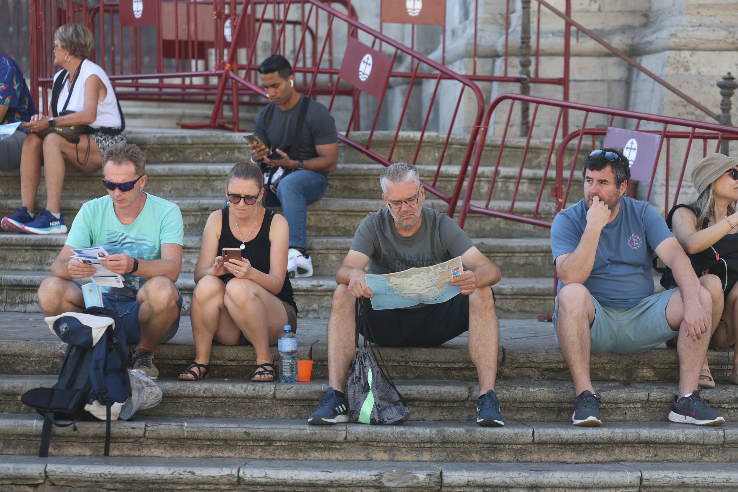 El &#039;Sky Princess&#039;, el &#039;Aida Stella&#039; y el &#039;Norwegian Sky&#039; convierten al puerto de Cádiz en un hervidero de turistas
