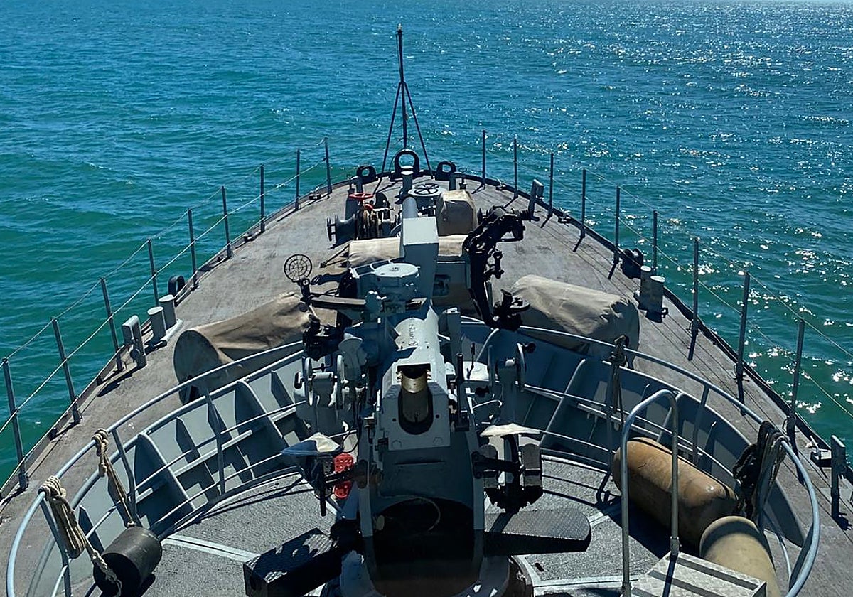 El patrullero Medas vuelve a Cádiz tras reforzar la seguridad marítima en el mar de Alborán