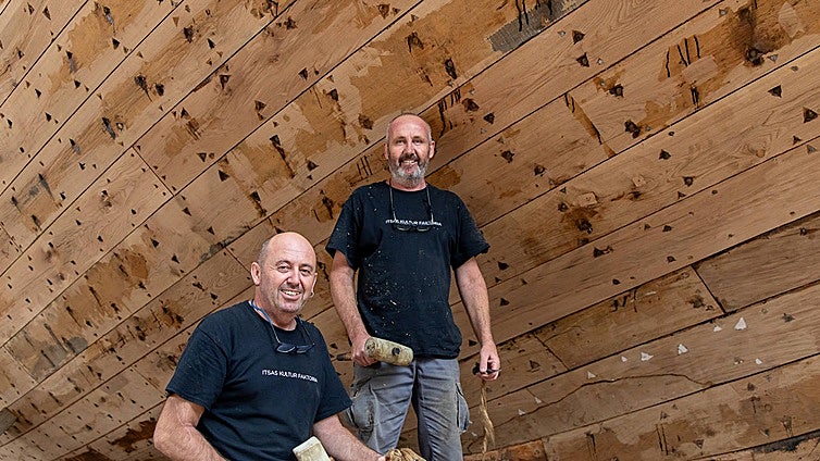 Dos carpinteros de Conil ayudan a restaurar un ballenero del siglo XVI en Guipúzcoa