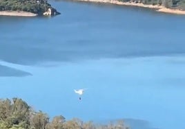Un helicóptero se precipita junto al embalse de Guadarranque