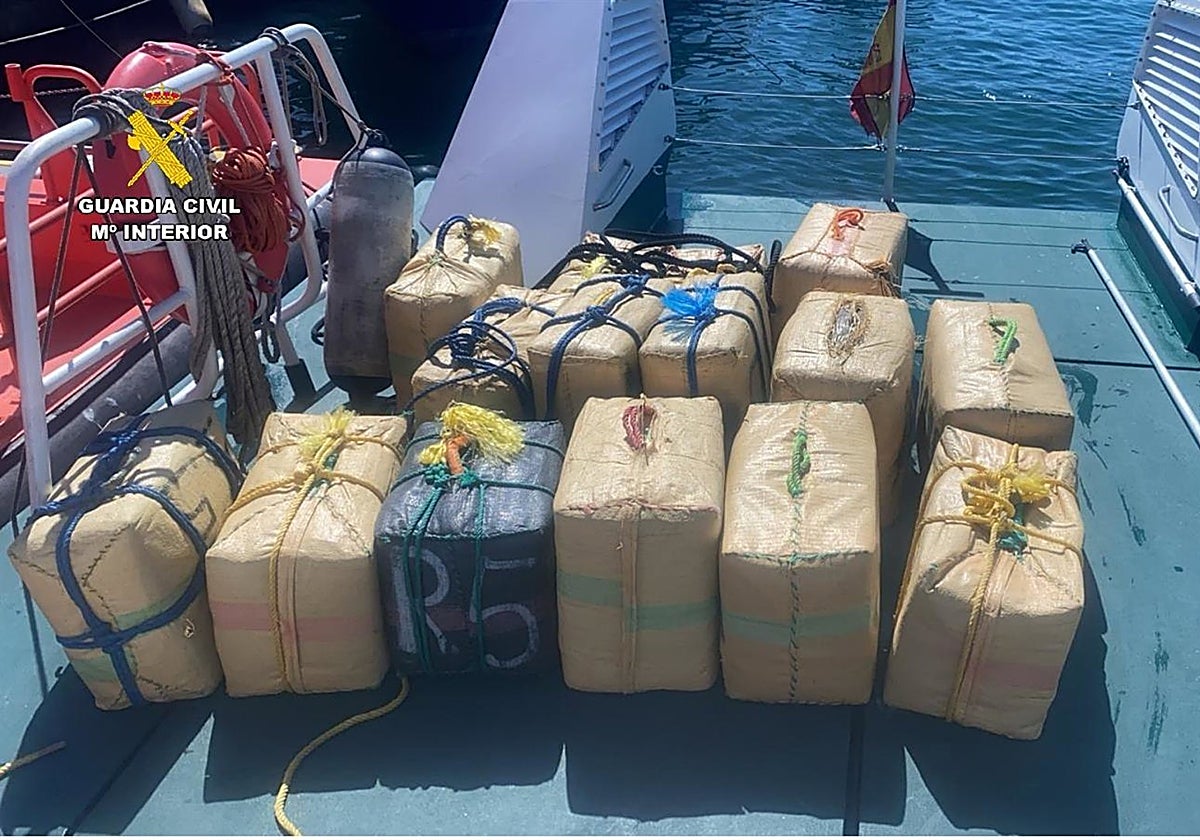 Fardos de hachís intervenidos tras localizarse en el Estrecho de Gibraltar