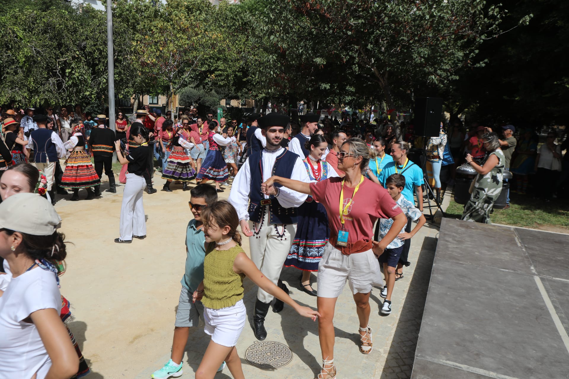 Fotos: Las imágenes del taller Danzas Internacionales del Festival de Folklore de Cádiz