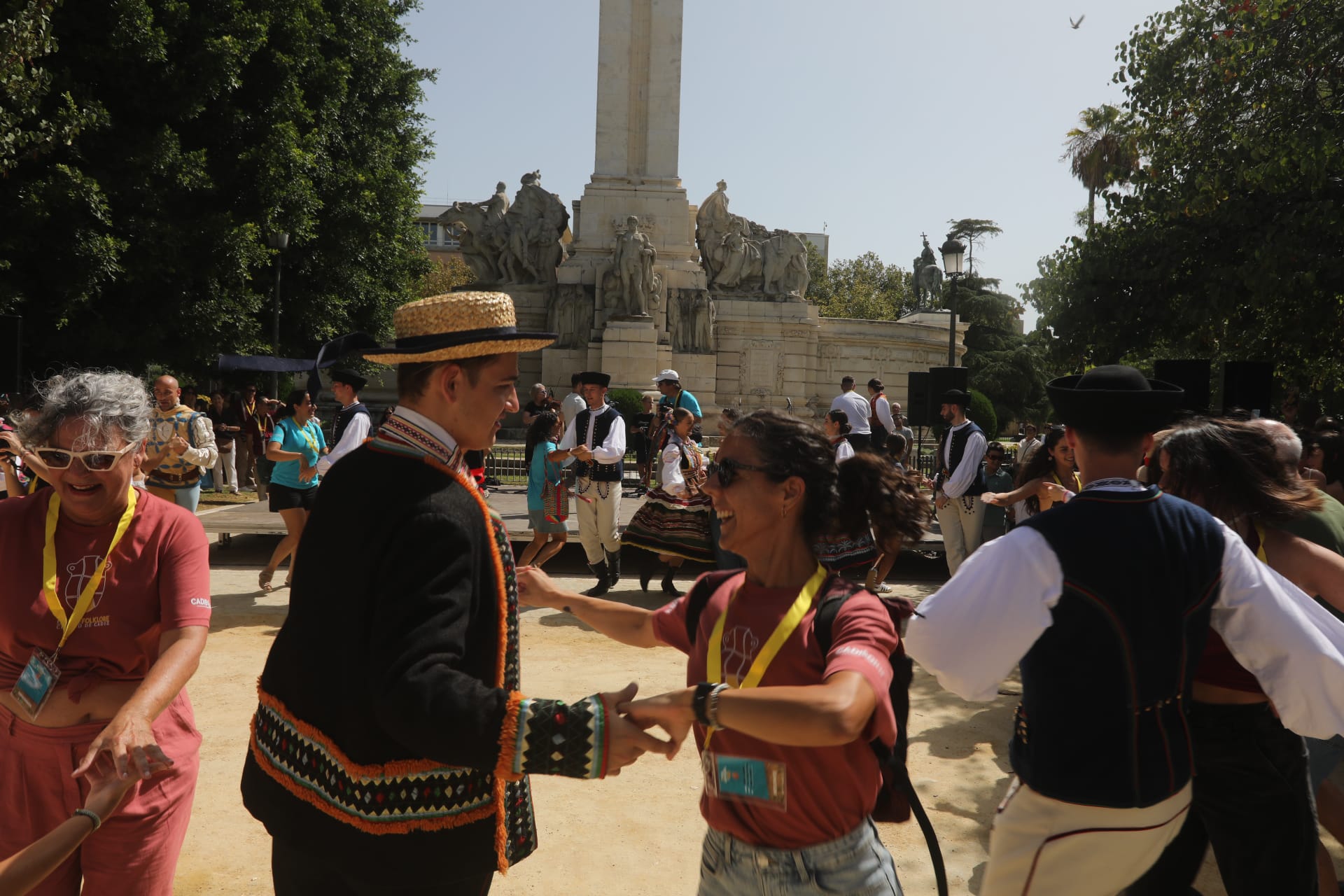 Fotos: Las imágenes del taller Danzas Internacionales del Festival de Folklore de Cádiz
