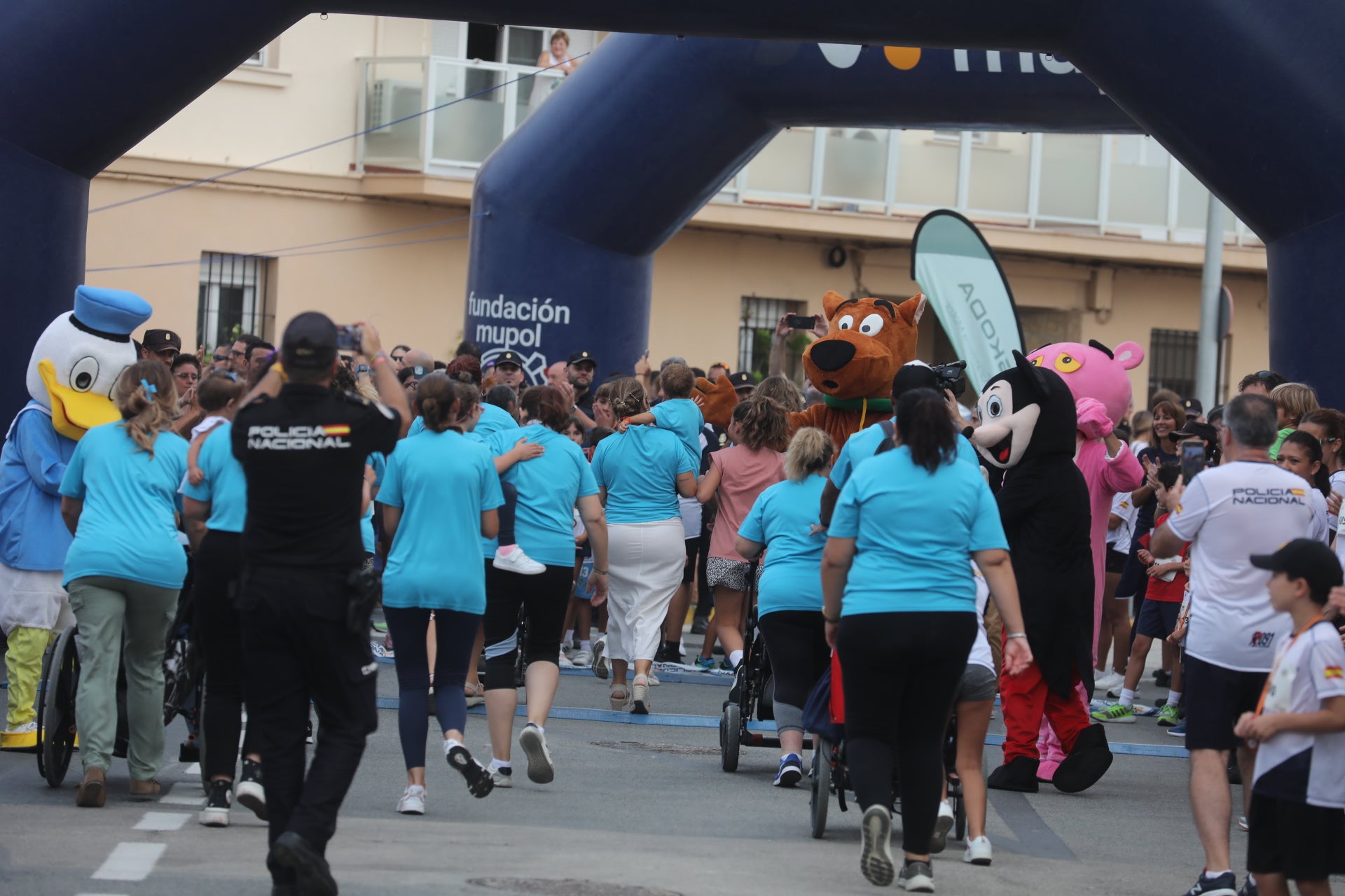 Fotos: Las imágenes de la carrera solidaria por las enfermedades raras de la Policía Nacional en Cádiz