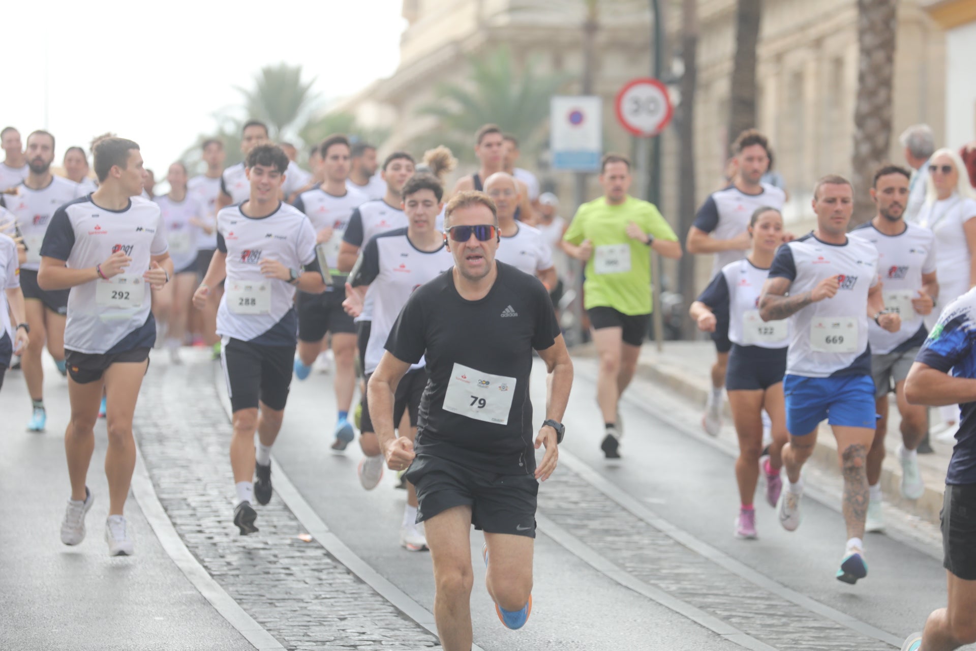 Fotos: Las imágenes de la carrera solidaria por las enfermedades raras de la Policía Nacional en Cádiz