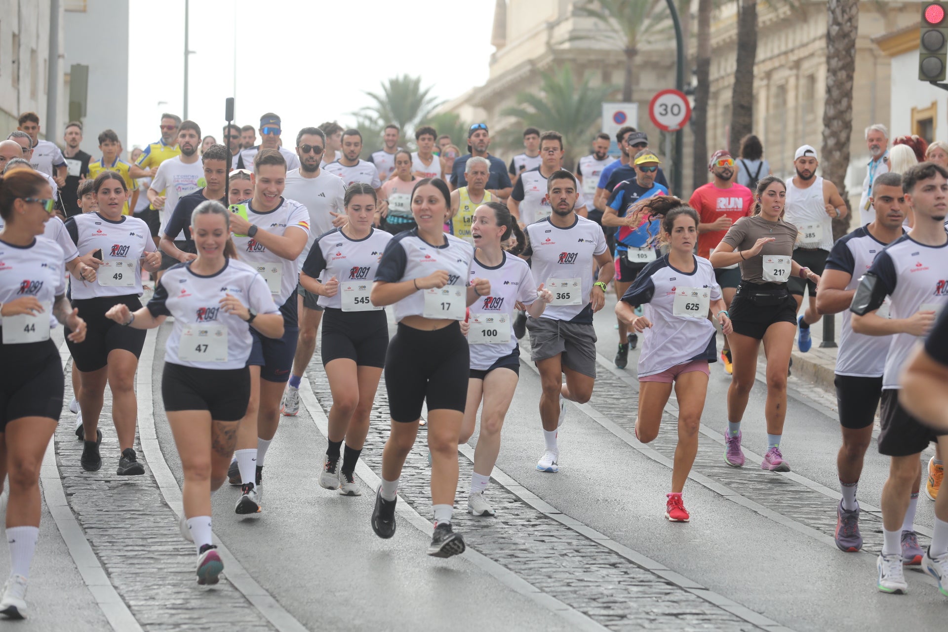 Fotos: Las imágenes de la carrera solidaria por las enfermedades raras de la Policía Nacional en Cádiz