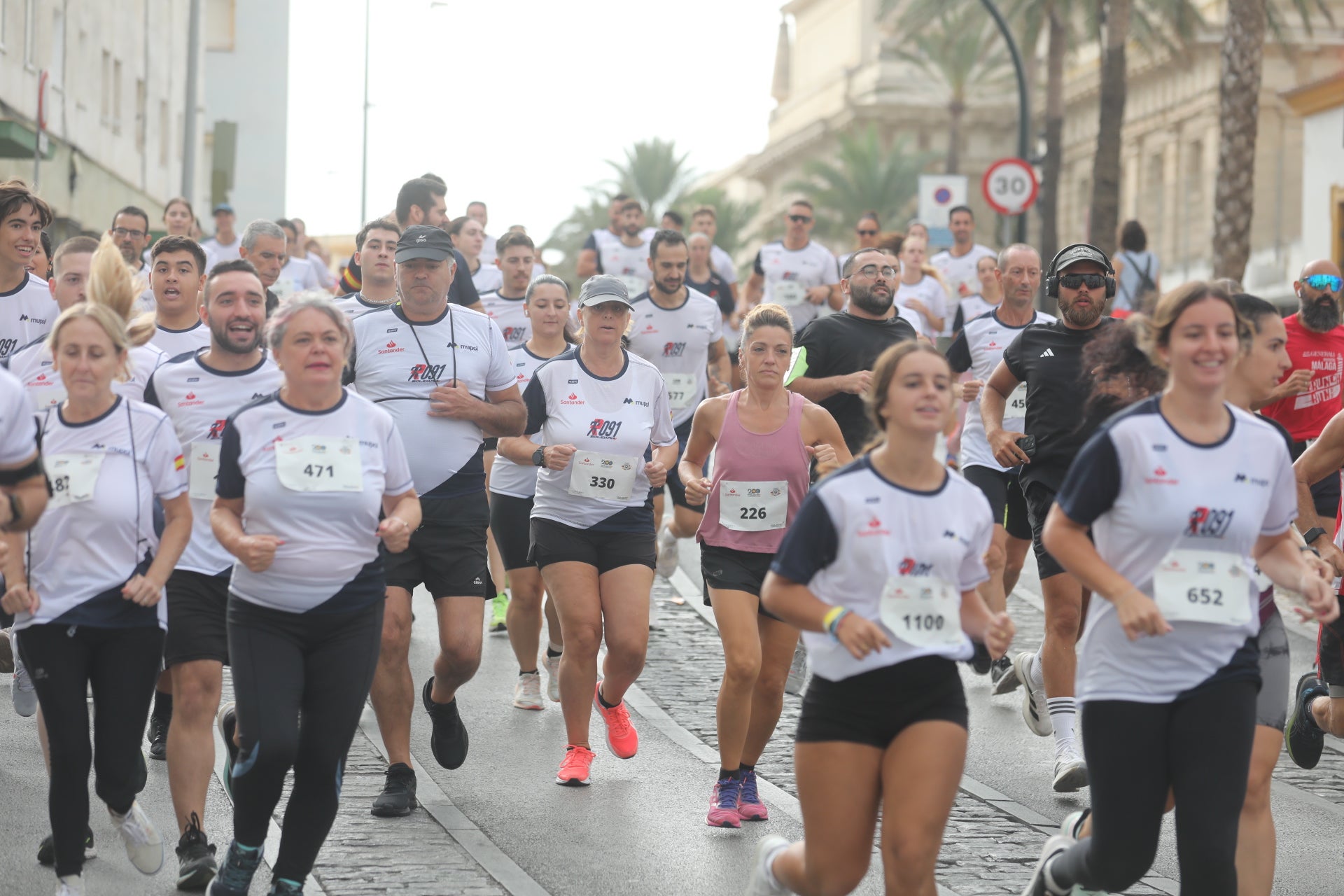 Fotos: Las imágenes de la carrera solidaria por las enfermedades raras de la Policía Nacional en Cádiz