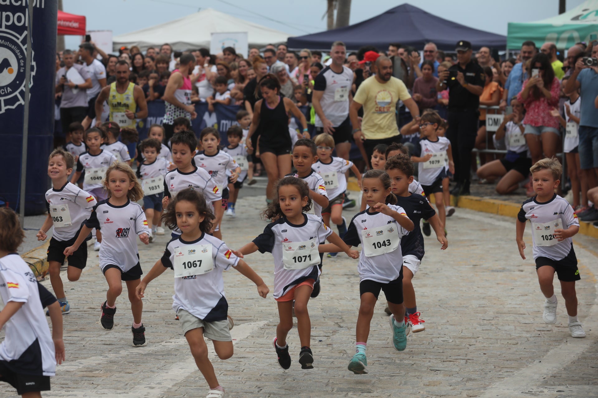 Fotos: Las imágenes de la carrera solidaria por las enfermedades raras de la Policía Nacional en Cádiz
