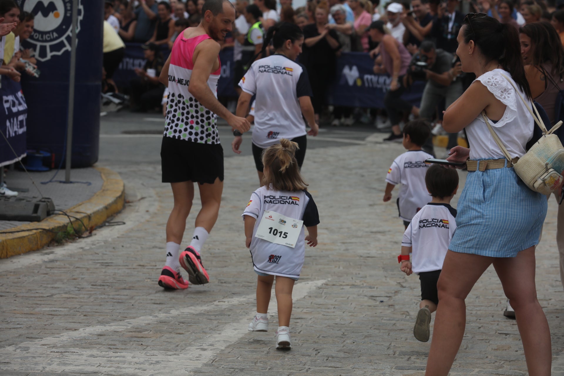 Fotos: Las imágenes de la carrera solidaria por las enfermedades raras de la Policía Nacional en Cádiz