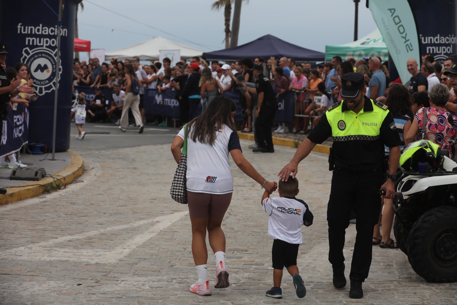Fotos: Las imágenes de la carrera solidaria por las enfermedades raras de la Policía Nacional en Cádiz