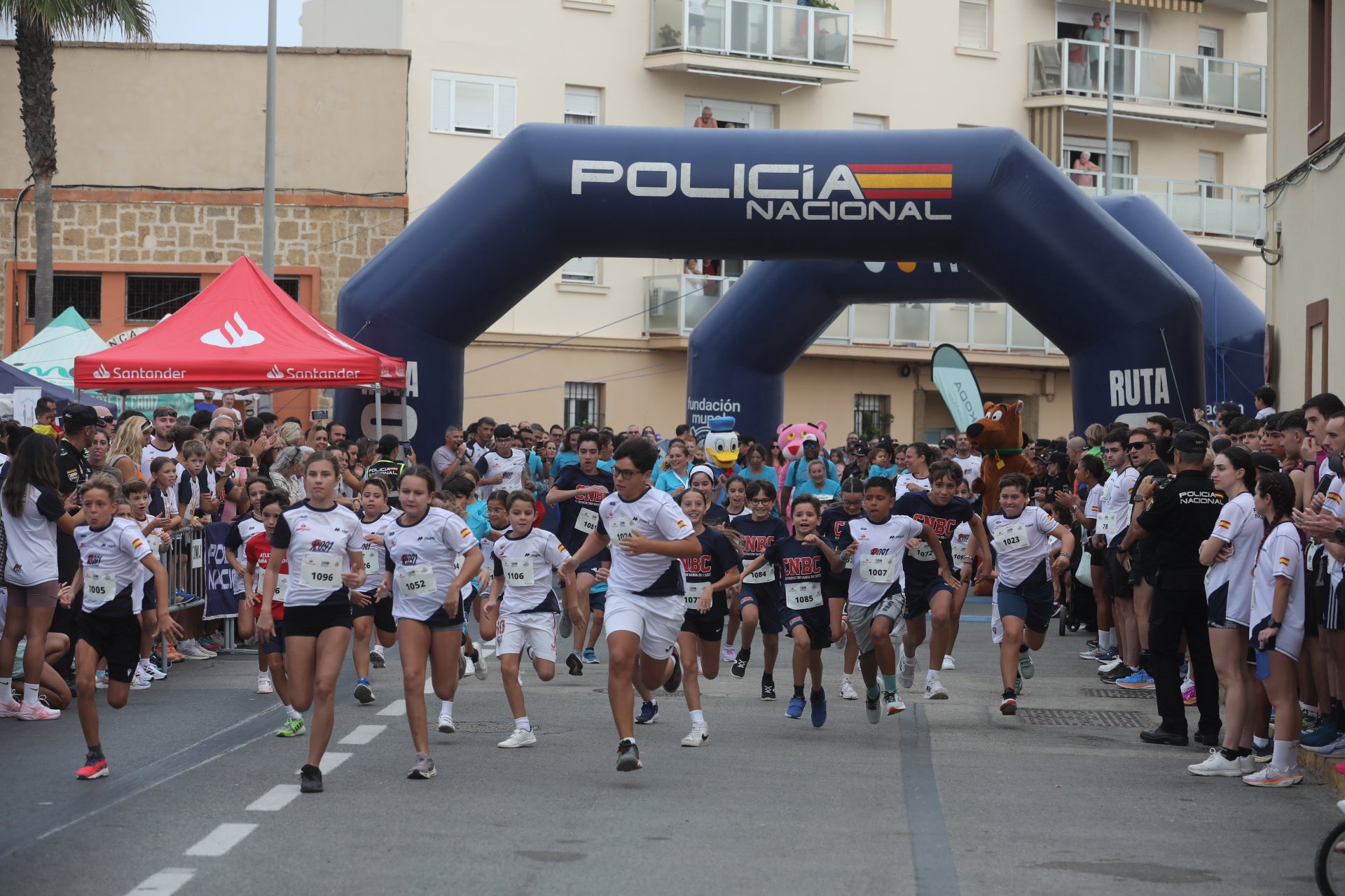 Fotos: Las imágenes de la carrera solidaria por las enfermedades raras de la Policía Nacional en Cádiz