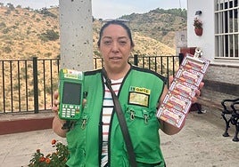 La vendedora Francisca González reparte un Sueldazo de la ONCE que deja 240.000 euros en Torre Alháquime