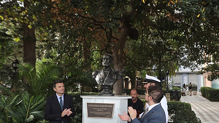 El busto del héroe chileno Arturo Prat ya luce en Cádiz