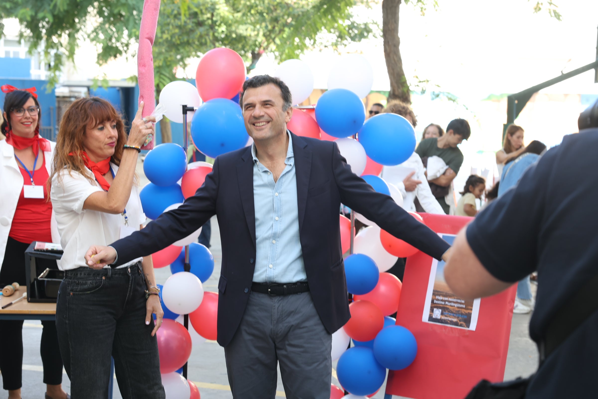 Imagen principal - Casi 100.000 alumnos de Infantil, Primaria y Educación Especial comienzan las clases hoy en Cádiz