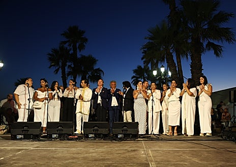 Imagen secundaria 1 - Una escultura para rendir homenaje a un emocionado Juan Villar