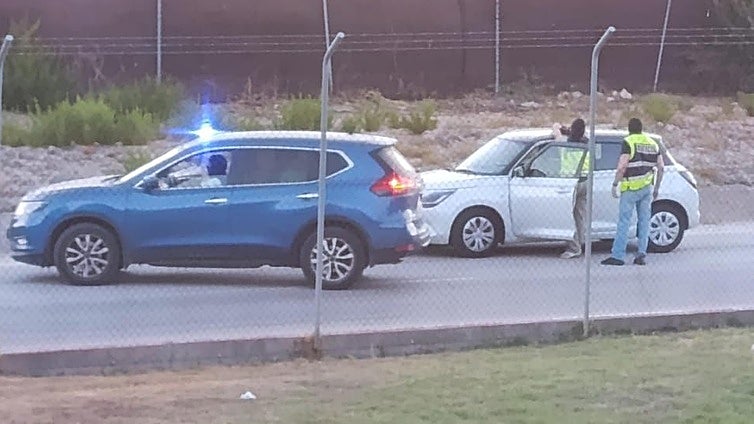 La trama de funcionarios que colaba móviles, alcohol y anabolizantes en la prisión de Puerto II: recibían hasta 4.000 euros