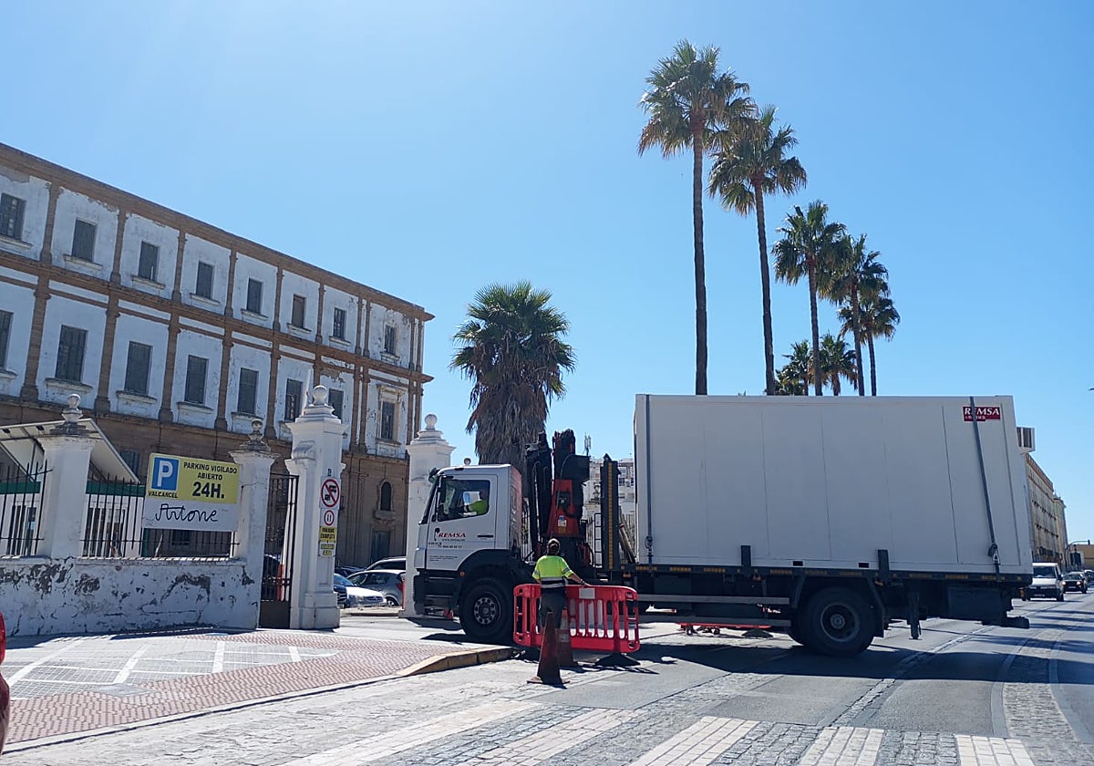 Entrada de una caseta de obras en el recinto de Valcárcel