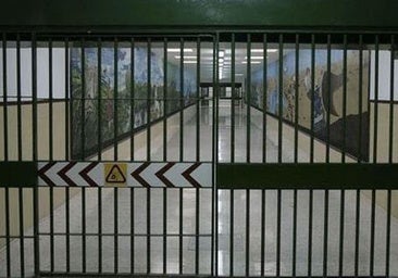 Detenidos un médico y dos funcionarios de la cárcel de Puerto II por colar móviles y sustancias en la prisión