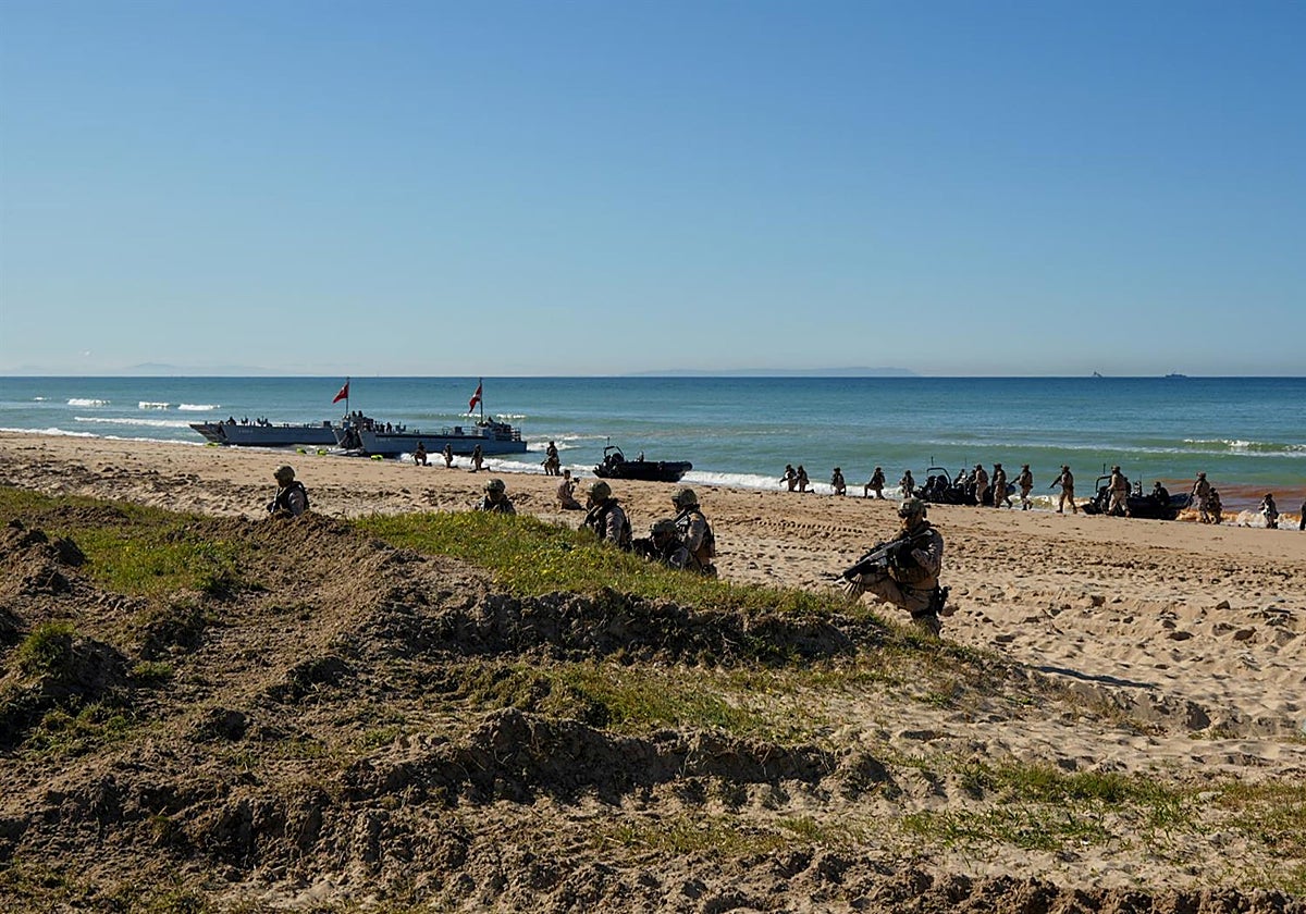 Imagen del desarrollo de la exhibición militar organizada por la Armada Española y la OTAN en la Playa del Retín, a 28 de marzo de 2025 en Barbate