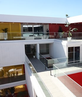 Imagen secundaria 2 - Incubazul, el nuevo edificio de Zona Franca con contenedores marítimos reciclados, ve al fin la luz