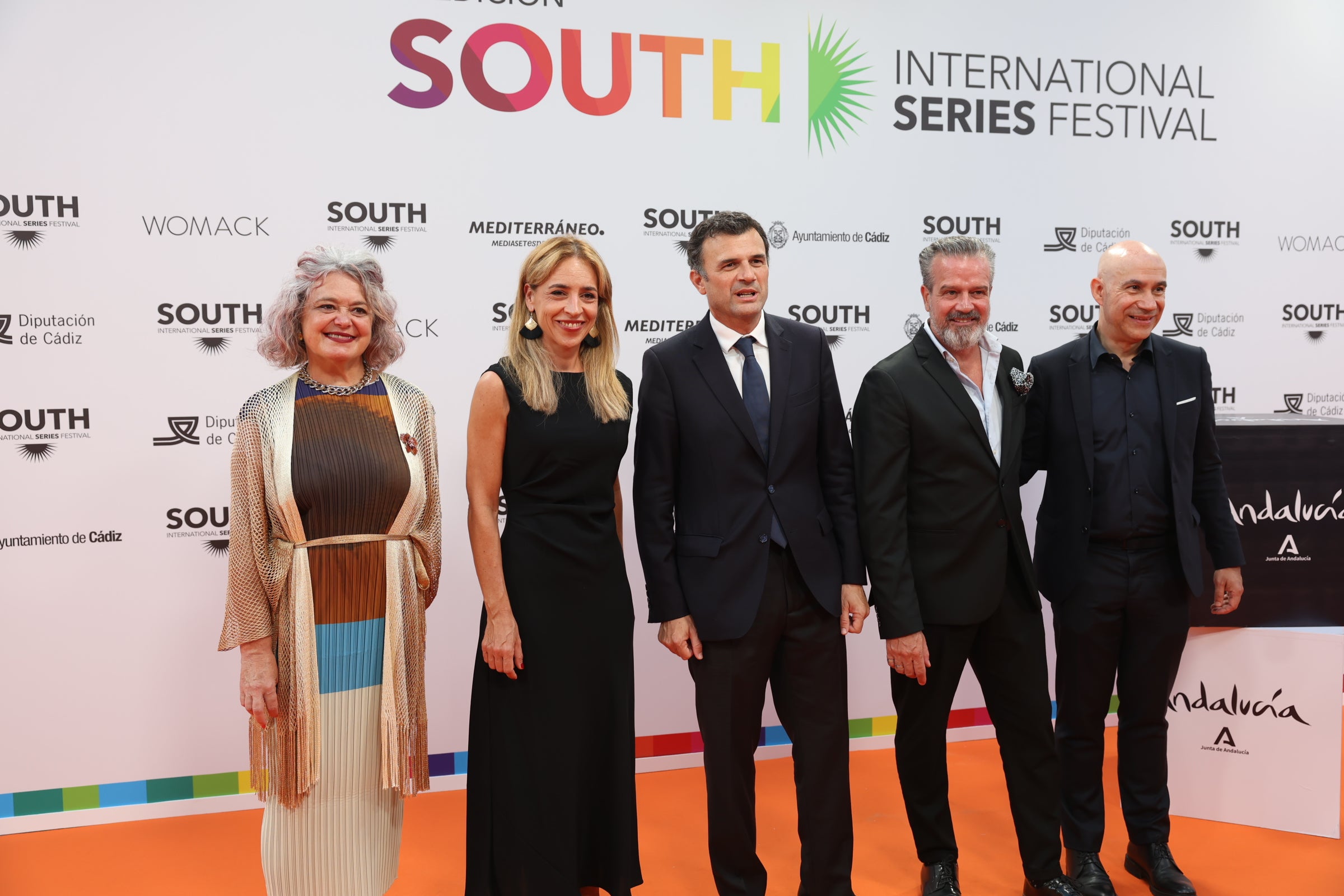 Las imágenes del primer desfile de estrellas por la alfombra naranja