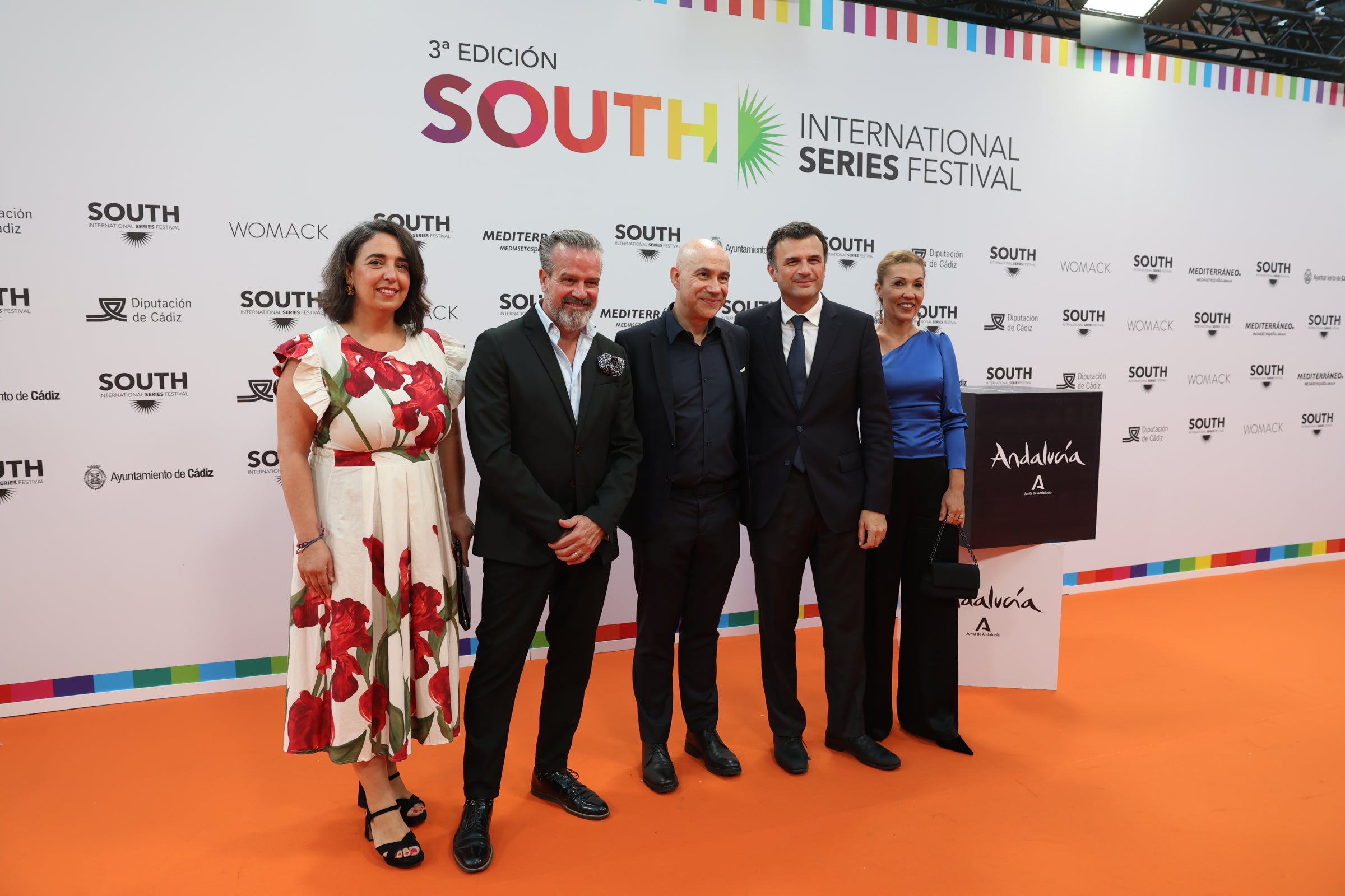 Las imágenes del primer desfile de estrellas por la alfombra naranja