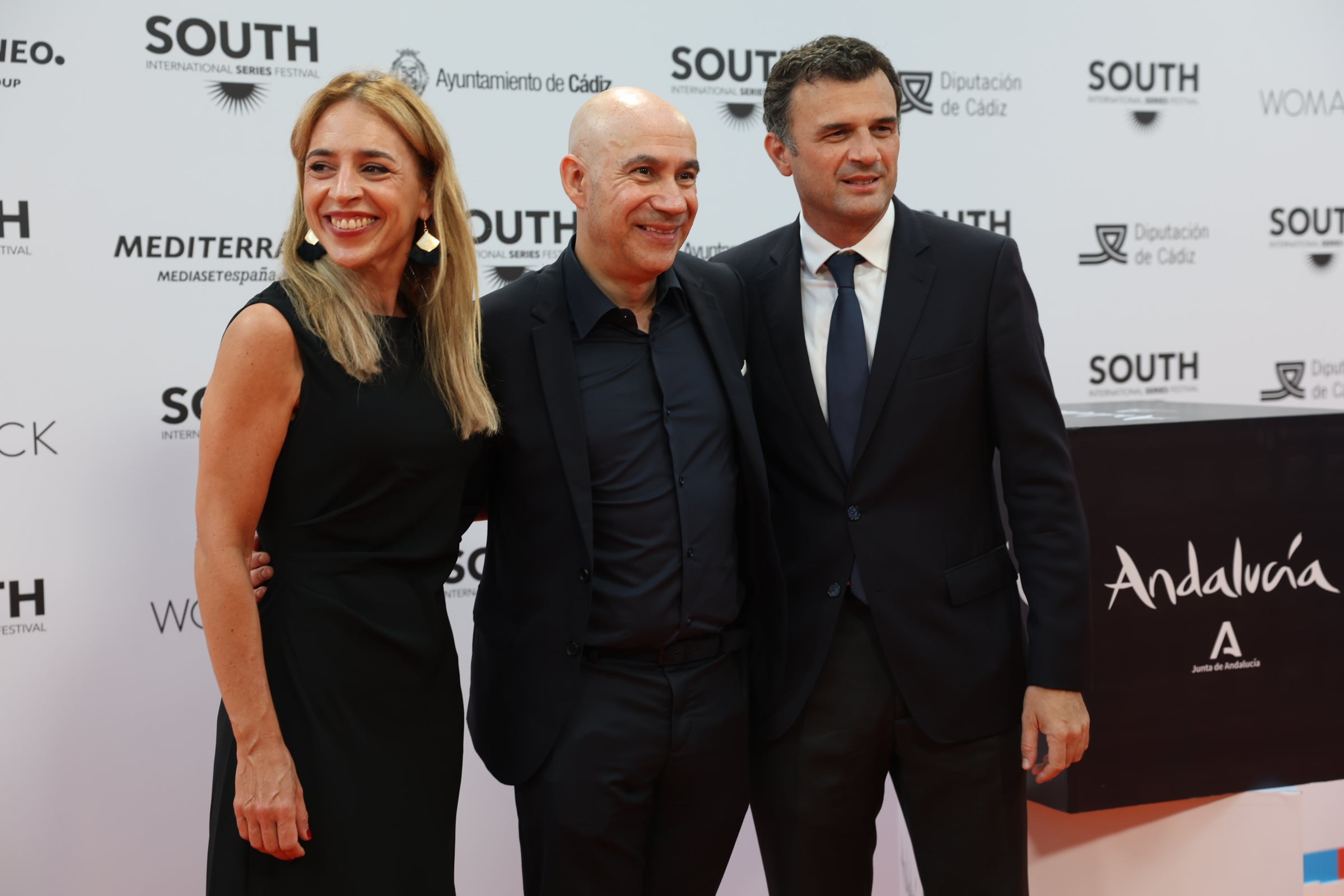 Las imágenes del primer desfile de estrellas por la alfombra naranja