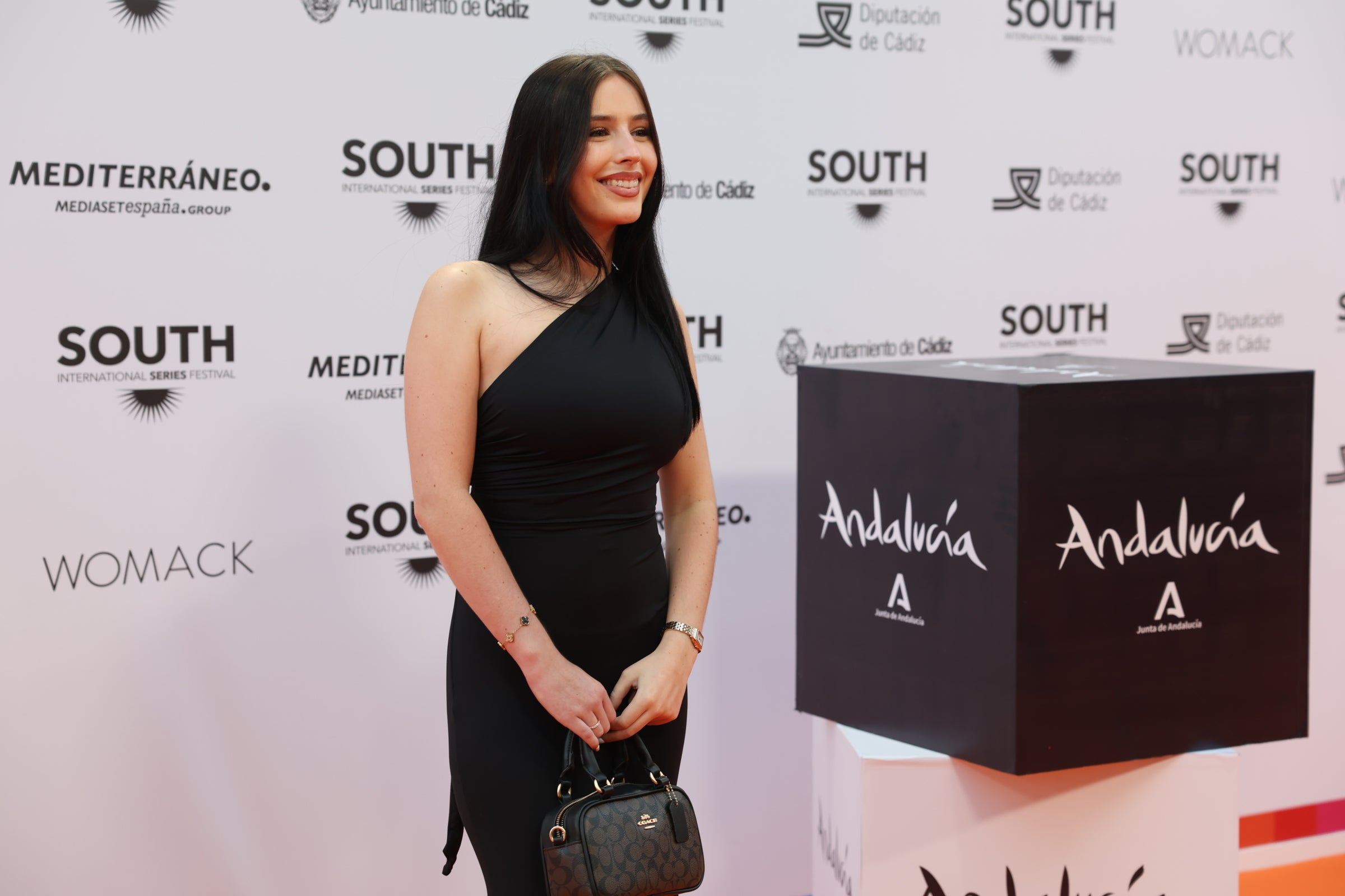 Las imágenes del primer desfile de estrellas por la alfombra naranja