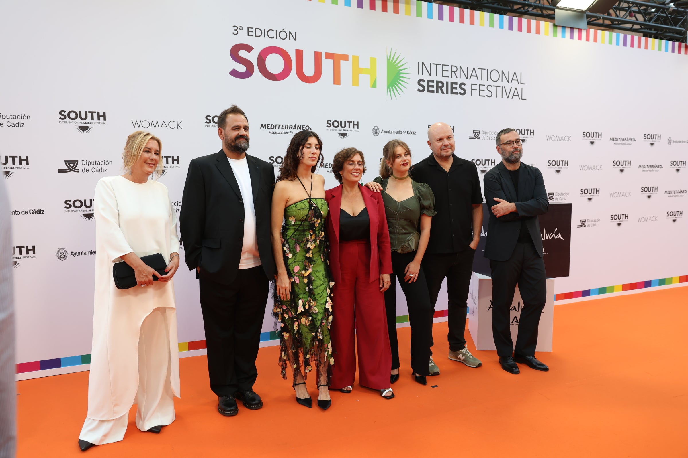 Las imágenes del primer desfile de estrellas por la alfombra naranja