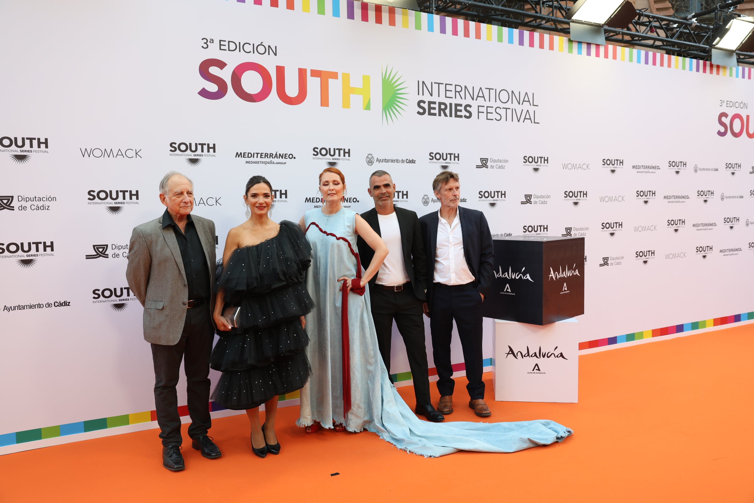 Las imágenes del primer desfile de estrellas por la alfombra naranja