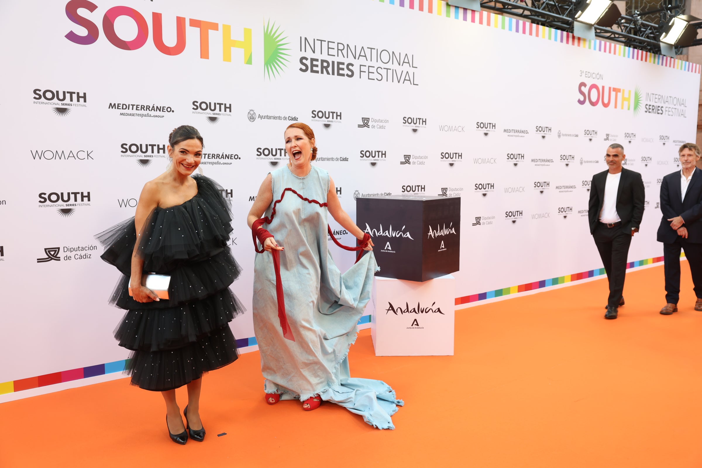 Las imágenes del primer desfile de estrellas por la alfombra naranja