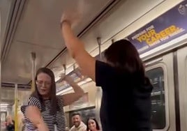 Vídeo: Dos chicas de Conil se arrancan por sevillanas en el metro de Nueva York
