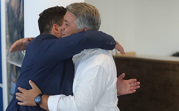 Imagen principal - Rueda de prensa del PP en Arcos