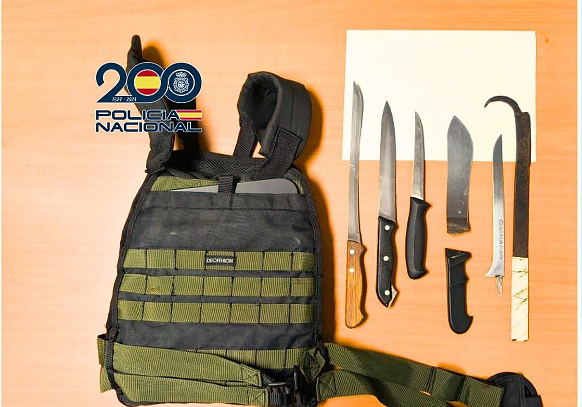 Alarma y temor en Puerto Real al lanzar un individuo amenazas en la calle portando varios cuchillos