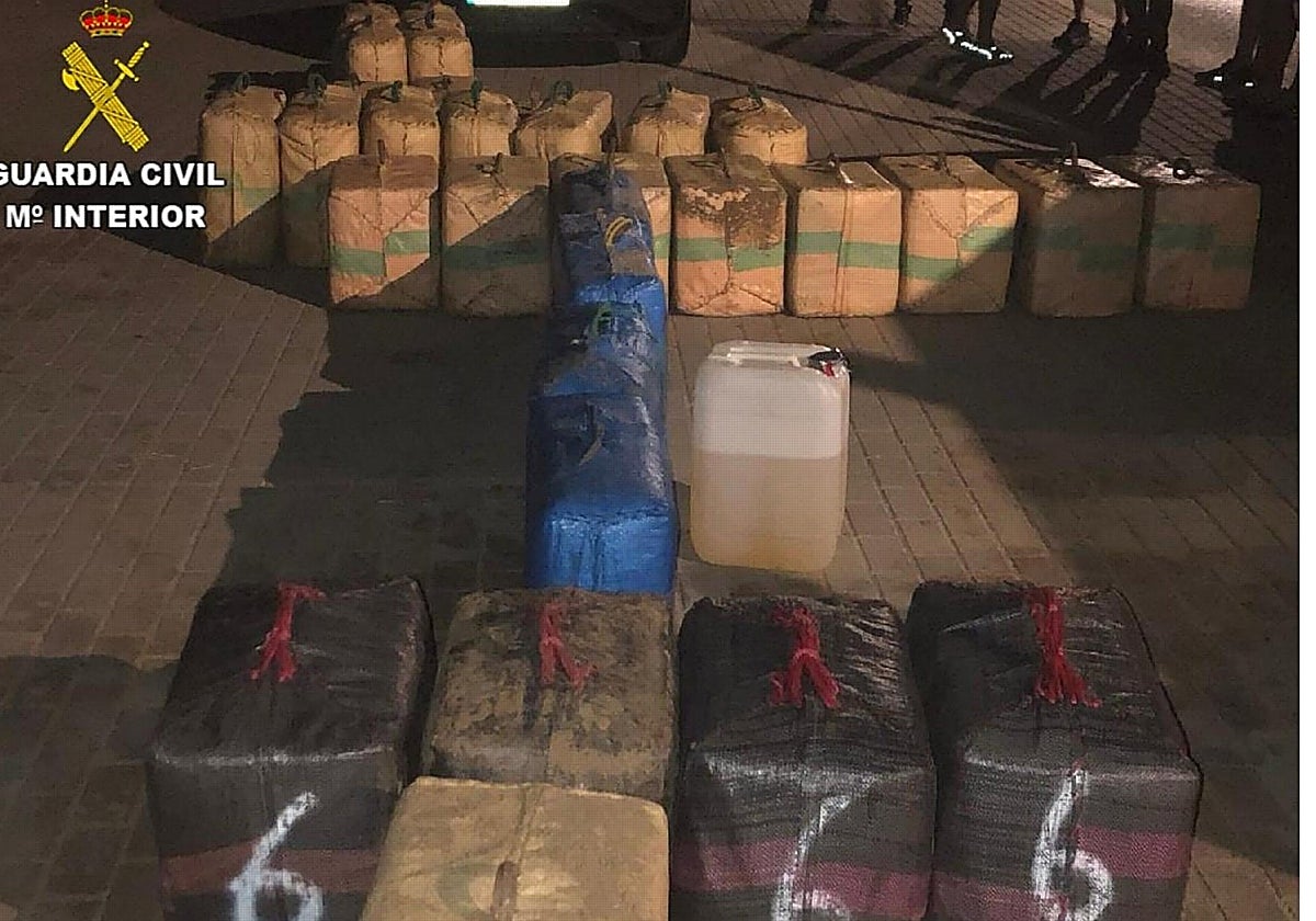 Fardos de hachís intervenidos en una embarcación en Chipiona.