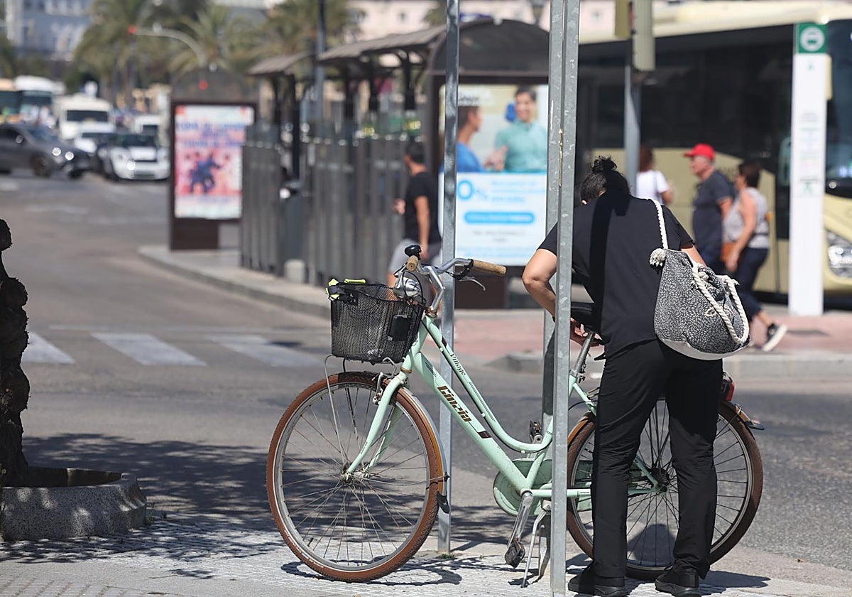 Una trabajadora gaditana con su bicicleta.